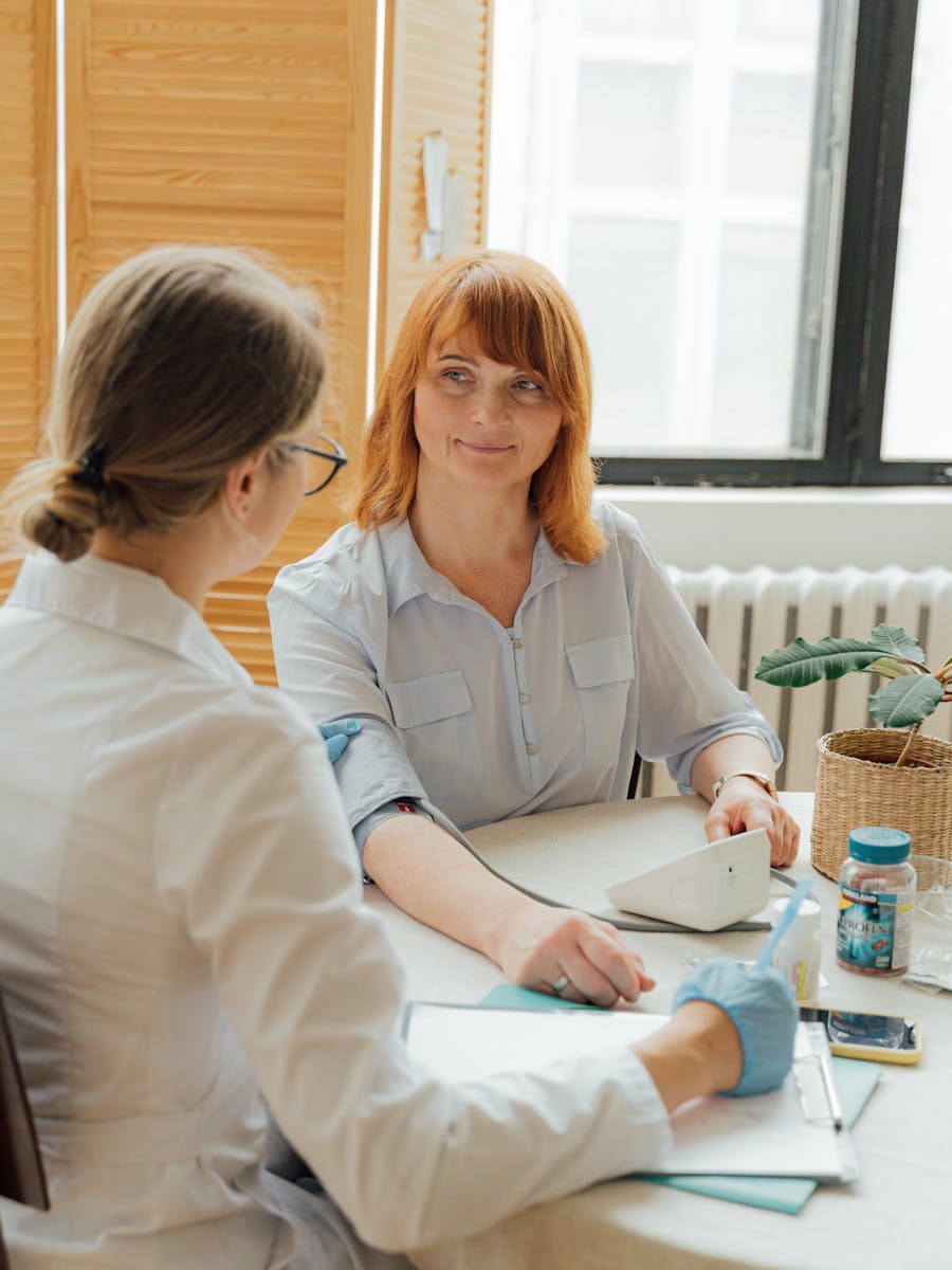 Consulta clínica entre paciente e profissional de saúde