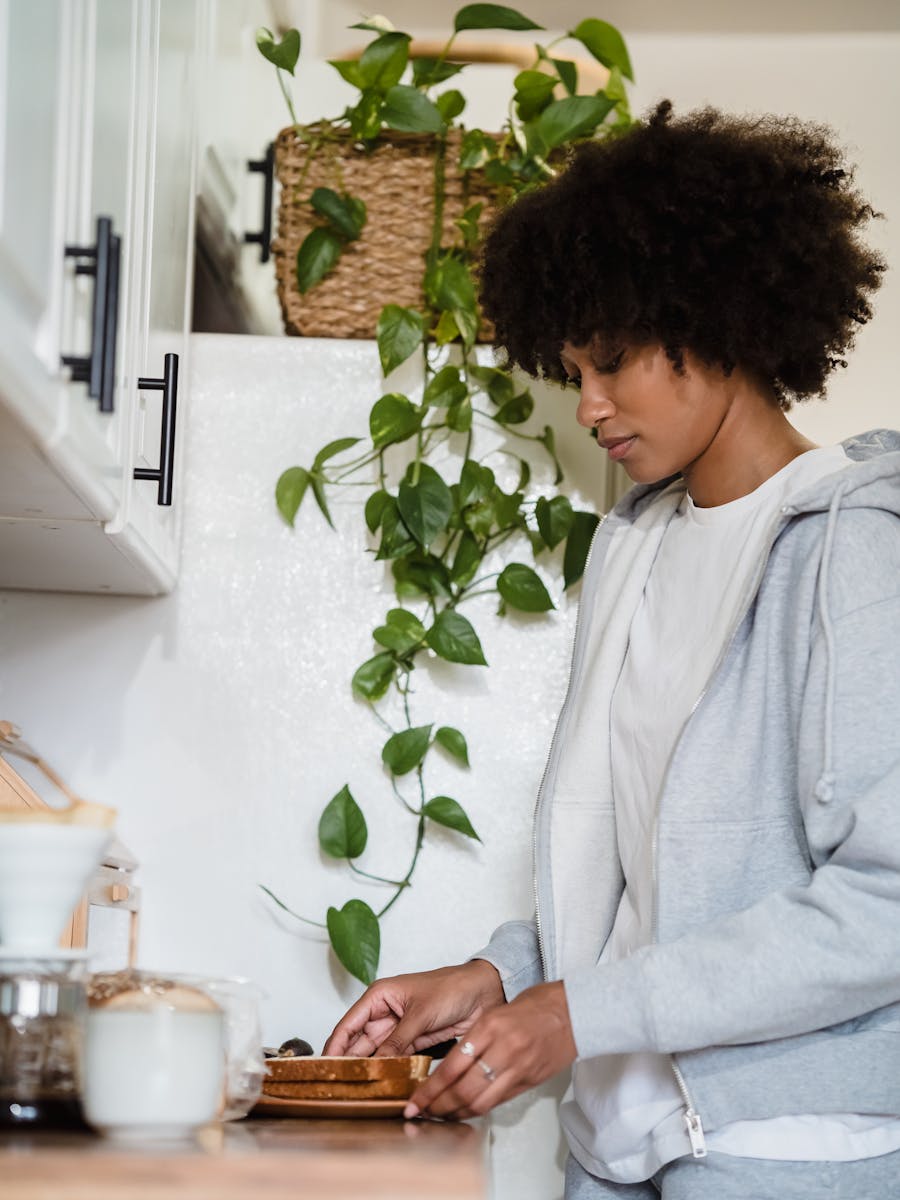 Mulher em rotina doméstica e alimentação do dia a dia